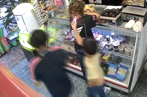 Uşaq qısqanclıqdan müştərinin saçını yandırdı