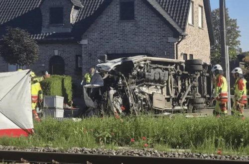 Belçikada qatar məktəb avtobusu ilə toqquşub: Ölənlər var