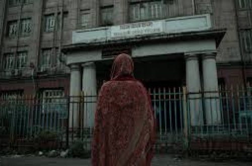 Hindistanda ölü elan edilən gənc qadın atası və qardaşının həbsindən sonra 