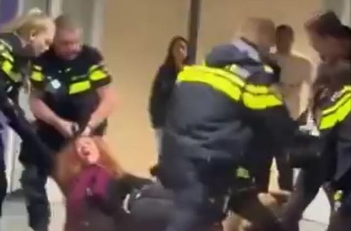 Hollandiya polisi hamilə fələstinli qadını yerə yıxdı