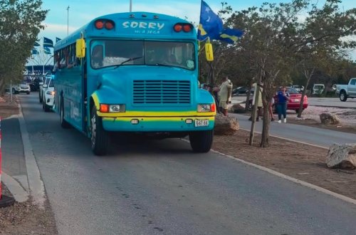 Kurasao millisini daşıyan komanda avtobusu maraqla qarşılanıb