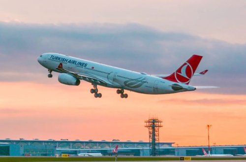 Antalyada təyyarə dirəyə çırpıldı - 267 sərnişin təxliyə edildi