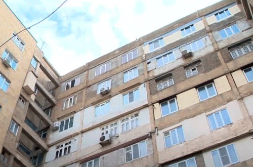 Bakıda binadan kişi yıxılıb öldü