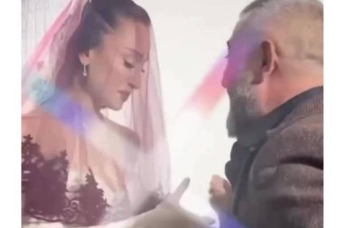 Gəlin köçən qızı atasının hədiyyəsi AĞLATDI - VİDEO