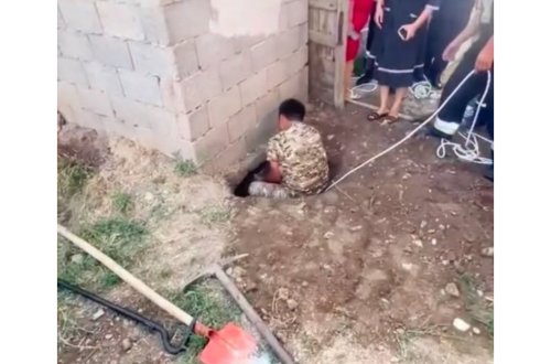 Qazaxıstanda 1 yaşlı uşaq tualet çuxuruna düşdü - VİDEO
