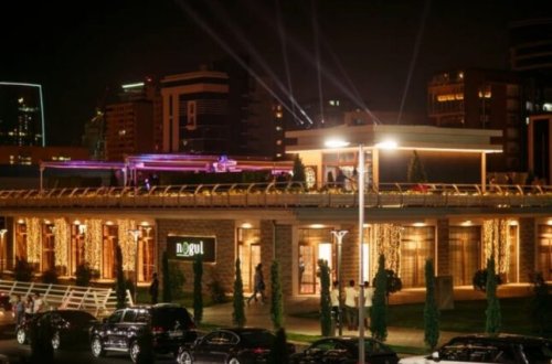 Bu restoran bina sakinlərini yatmağa qoymur – Video