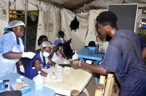Uqandada Ebola testi tələbi ləğv olunur