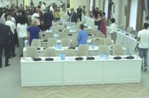 İrəvan meriyasında Paşinyanın partiyadaşları və müxalifət üzvləri arasında dava düşüb