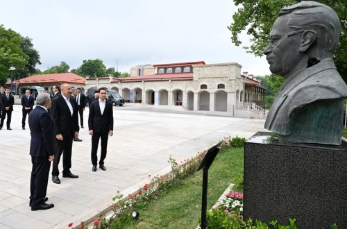 İlham Əliyev və Sərdar Berdiməhəmmədov Şuşada işğal dövründə güllələnmiş büstlərə baxıblar