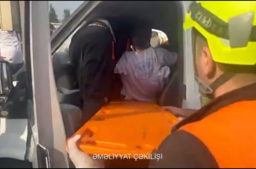 Bakıda avtomobil səkiyə çırpıldı, sürücü nəqliyyat vasitəsində sıxılı vəziyyətdə qaldı - VİDEO