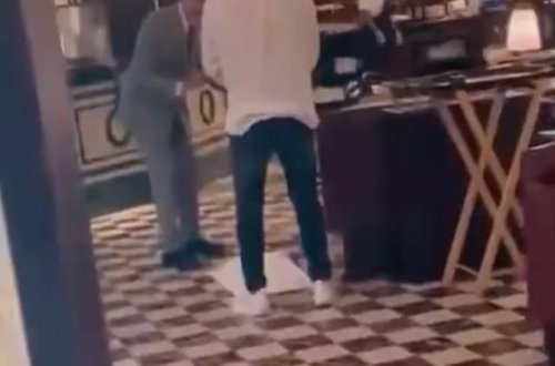Oğlan restoranın ortasında namaz qıldı