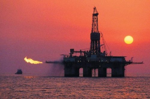 Dünya bazarında neftin qiyməti yenidən enib