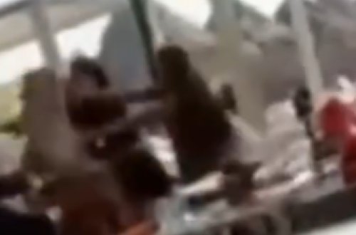 Bakıda restoranda bloqerlər saçyolduya çıxdı - Video