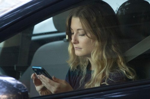 Sükan arxasında telefonla danışan 11 mindən çox sürücü aşkarlandı