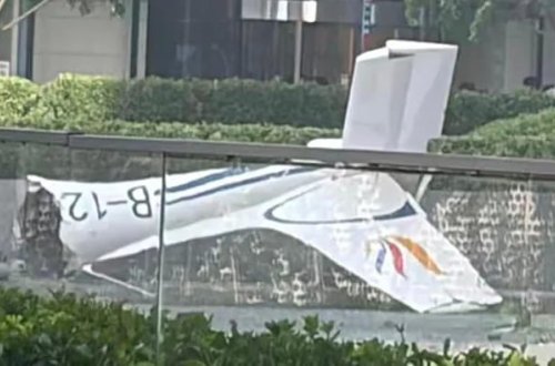 Təyyarə Pekinin ən hündür göydələninə çırpıldı: Pilot öldü