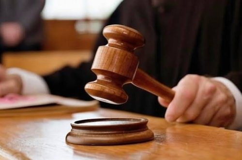 Çində gənc qadın onu tərk edən bioloji atasına aliment ödəməyə məhkum olunub