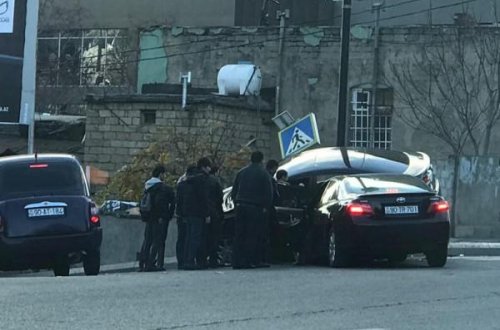 Bakıda taksi ağır qəza törətdi: 3 iranlı tələbə...