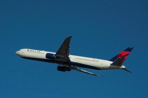 Delta təyyarəsinə atəşfəşanlıq zamanı fişəng tuş gəlib