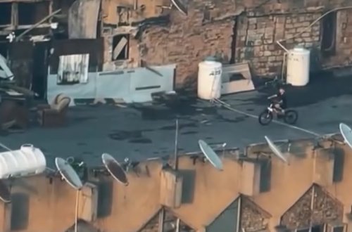 Azyaşlı binanın damında velosiped sürdü – Polis araşdırmaya başladı - VİDEO
