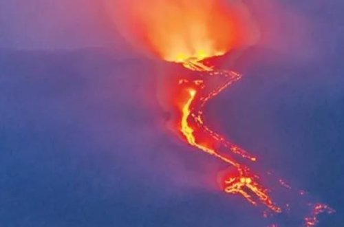 Etna dağı püskürüb