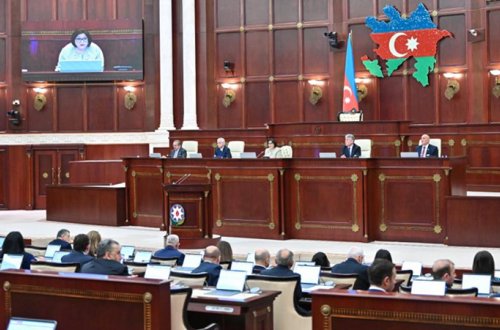 Milli Məclisin növbədənkanar sessiyasının iclası başladı: 22 məsələyə baxılır