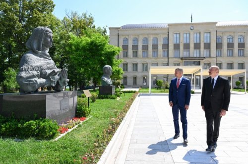 Azərbaycan və Slovakiya prezidentləri Şuşada işğal dövründə güllələnmiş büstlərə baxıblar
