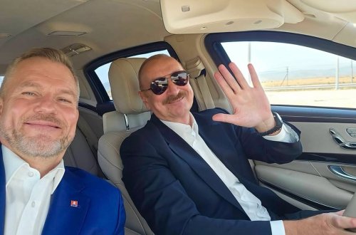 Prezidentin maşınında selfi çəkdi - Foto
