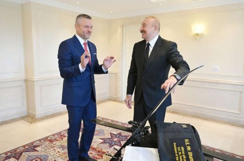 Pelleqrini İlham Əliyevə xizək hədiyyə etdi