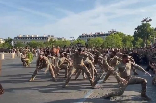 Fransız əsgərlərinin çıxışı tamaşaçıları heyrətləndirdi