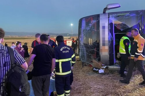 Amasyada ikimərtəbəli sərnişin avtobusu aşdı: Əlliyə yaxın yaralı var
