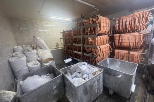 “Azəridad” toyuq kolbasasında tük tapıldı – RƏHBƏRİ CƏZALANDIRILDI (FOTOLAR)