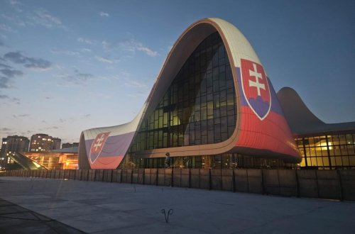 Heydər Əliyev Mərkəzinin binası Slovakiya bayrağının rəngləri ilə işıqlandırılıb