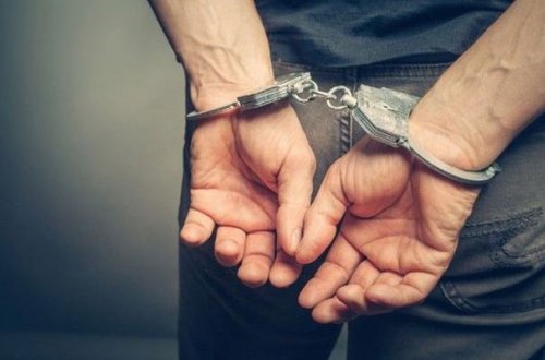 Taksidən pul və bank kartları oğurladı - Saxlanıldı