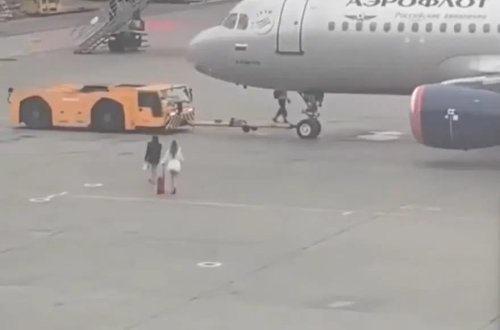Toya çatmaq üçün təyyarənin arxasınca qaçdılar