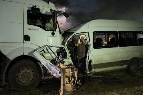 Türkiyədə avtobus yük maşını ilə toqquşub: Bir ölü, 15 yaralı
