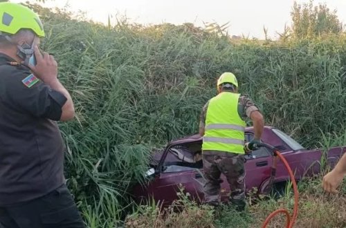 Tovuzda maşın su kanalına düşdü - Ölənlər var