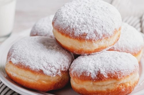 Minlərlə turist krapfen şirniyyatını əldə etmək üçün dan yeri sökülərkən dağa qalxır