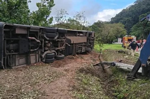 Braziliyada mikroavtobus və yük maşını toqquşdu, 23 nəfər həlak oldu