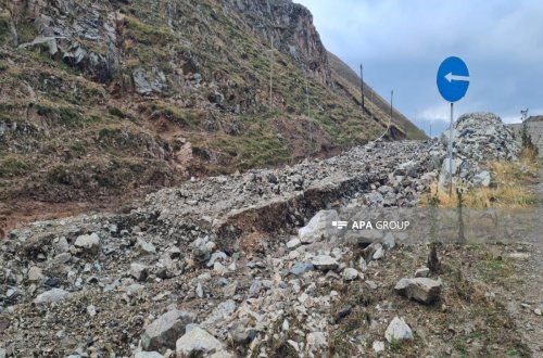Daşkəsəndə iri qaya parçaları yolu bağlayıb