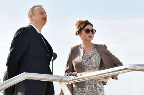 Azərbaycan Prezidenti və birinci xanım Daşkənddə Ümummilli Liderin barelyefi önünə gül dəstələri qoyublar
