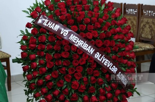 İlham Əliyev və Mehriban Əliyeva Xalq artisti Tofiq Bakıxanovun vida mərasiminə əklil göndərib