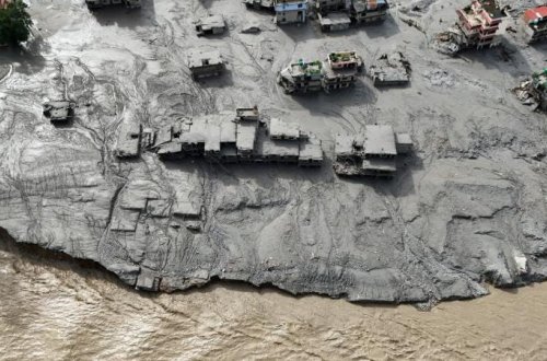 Qırmızı Xaç: Daşqınlardan zərər çəkən Nepalda azı 10 000 ailə evsiz qalıb