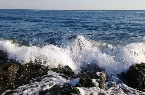 Xəzərdə gəzinti qayığı qayaya çırpıldı - Ölənlər və yaralananlar var