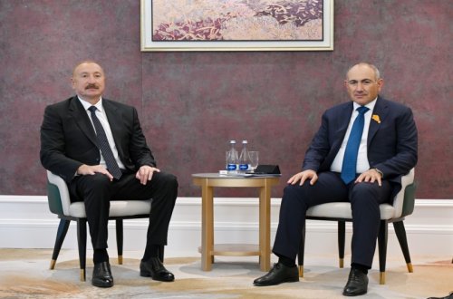 İlham Əliyevlə Nikol Paşinyan arasında görüş keçirilir - FOTOLAR