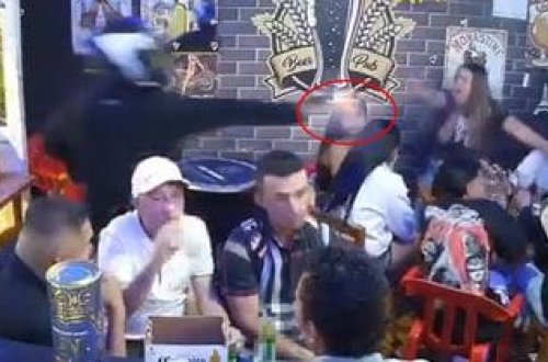 Bara dəbilqə taxaraq daxil oldu, silahını çıxarıb məkanı qan gölünə çevirdi