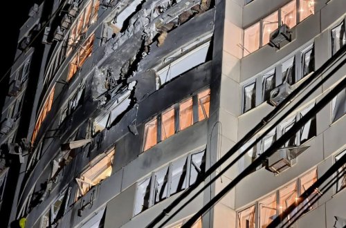 Odessada yaşayış binası vuruldu: 17 yaralı var