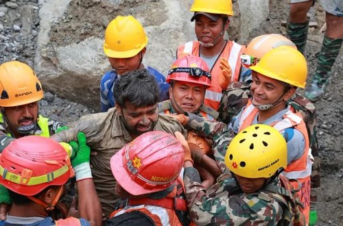 Nepalda 9 gündən sonra qum yığını altındakı tuneldən 2 nəfər çıxarılıb