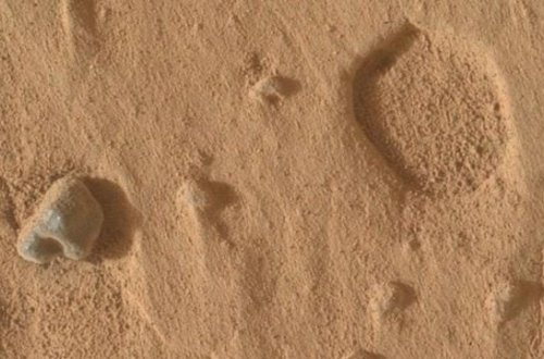 NASA Marsda sirli dəliklər aşkar edib