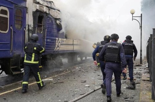 Rusiya Ukraynada bir qatara hücum etdi