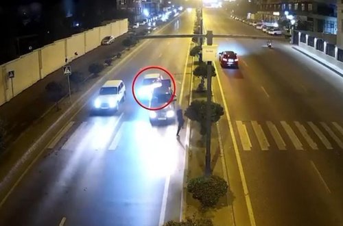 Bakıda avtomobil alovlandı, 4 nəfər son anda canını qurtardı - (Video)